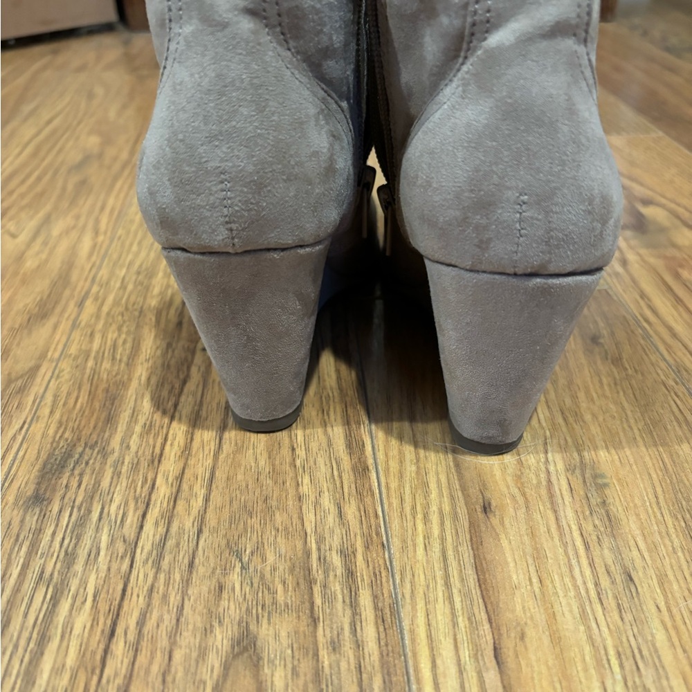 Trendy Gray Suede Lace-Up Boots - Picture 2 of 7